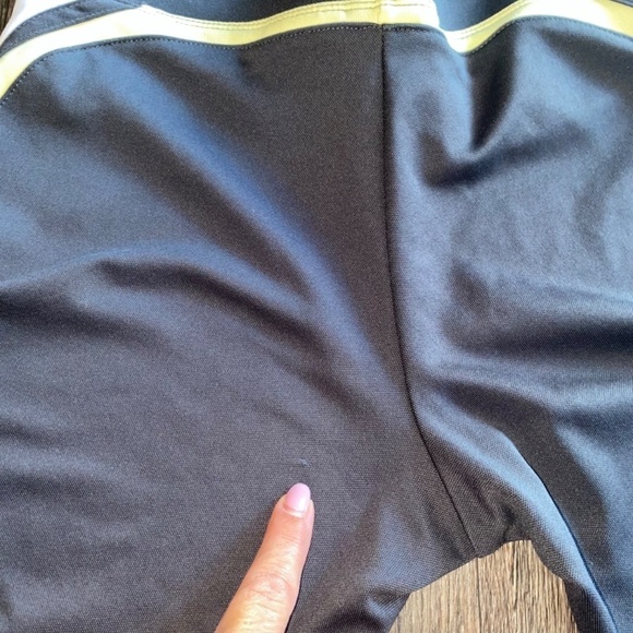 Nike ladies small joggers one small fabric flaw shown in photo - Picture 8 of 8